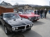 To fete Pontiacs: 1967 Firebird til venstre og 1969 Bonneville