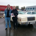 Vinnere av kveldens Cruise night diplom, Bjørgvin og Lisbeth med sin Chrysler